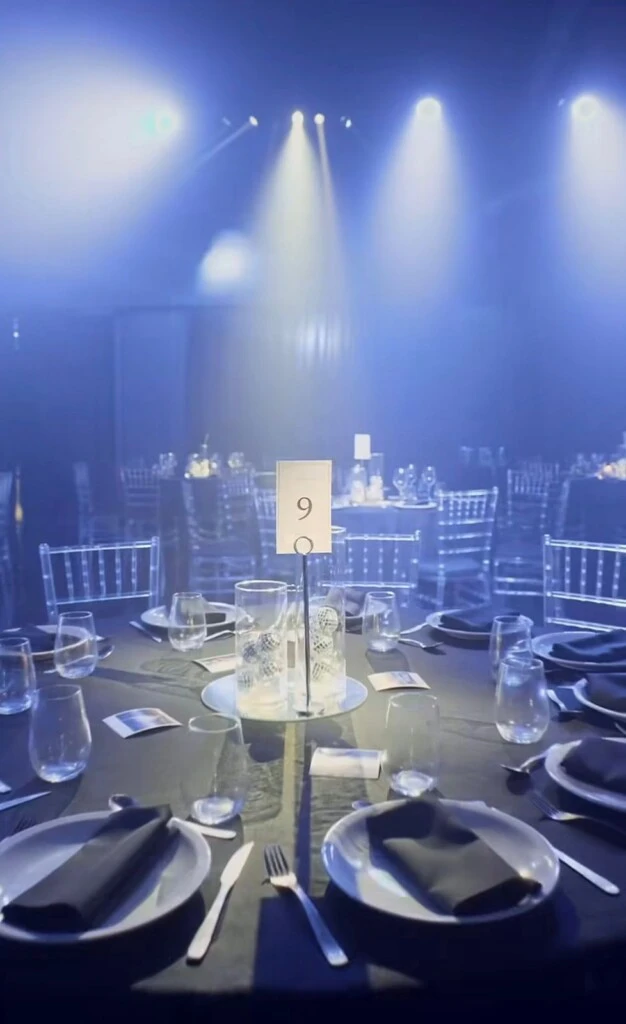 El salón elegido se caracteriza por su amplitud y luminosidad, con una estética moderna que combina detalles sofisticados y espacios pensados para distintas edades.