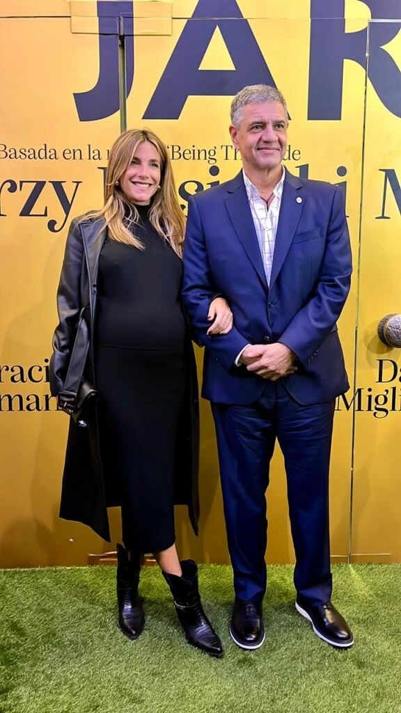 La conductora lució su embarazo en un vestido negro.