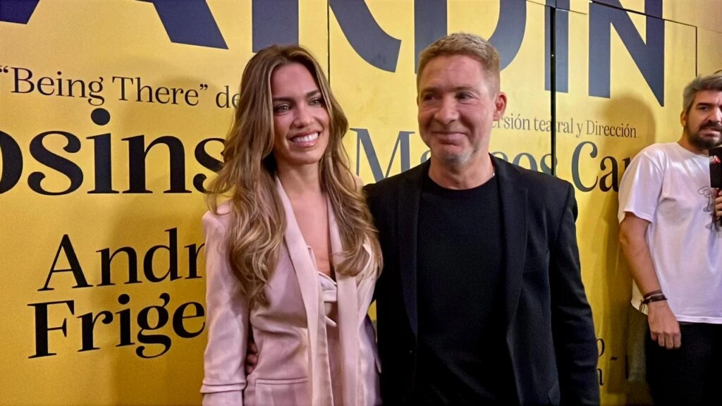 La modelo y actriz optó por un conjunto en rosa. 