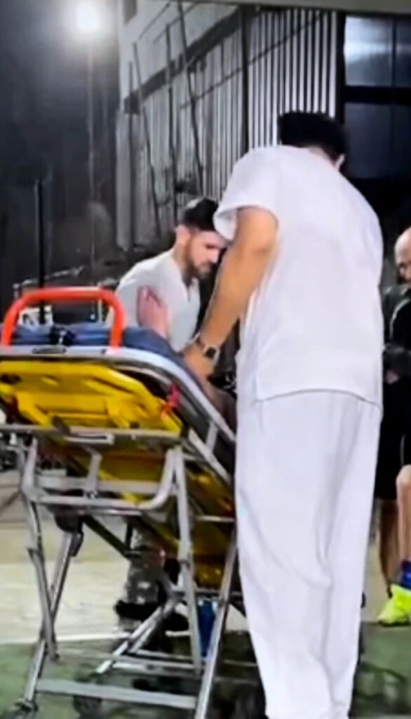 En paralelo, compartió un video del momento en que fue trasladado en ambulancia, evidenciando la gravedad del episodio y el dolor que atravesaba en ese instante.