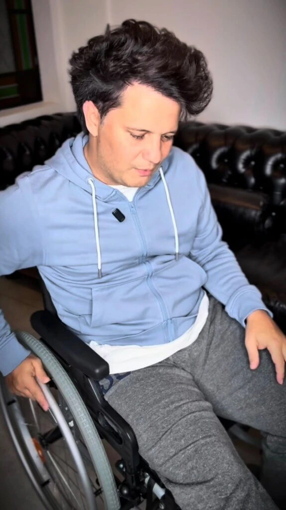 En un video, se lo ve sentado en el living de su casa, en silla de ruedas y con una bota ortopédica en la pierna, mientras relata cómo fue el accidente.