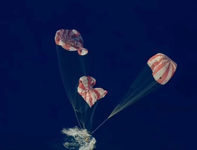 A pesar del éxito del descenso, los astronautas no pueden abandonar la cápsula de inmediato. 