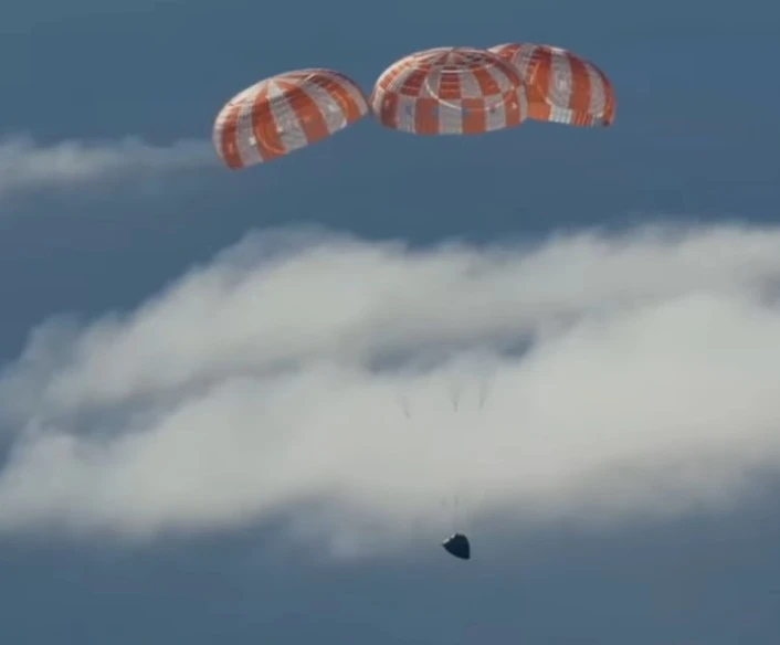 Luego del despliegue de los paracaídas, la nave descendió de manera controlada en el Océano Pacífico, frente a la costa de San Diego.