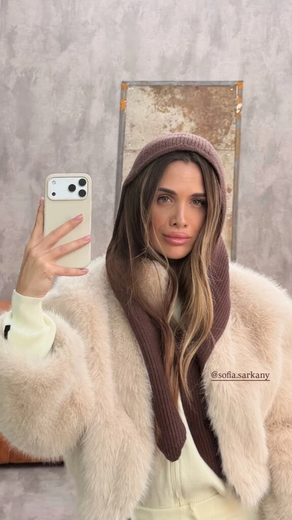 El protagonista absoluto del outfit es un gorro tejido en tono marrón, con caída lateral y efecto envolvente. Foto: Instagram