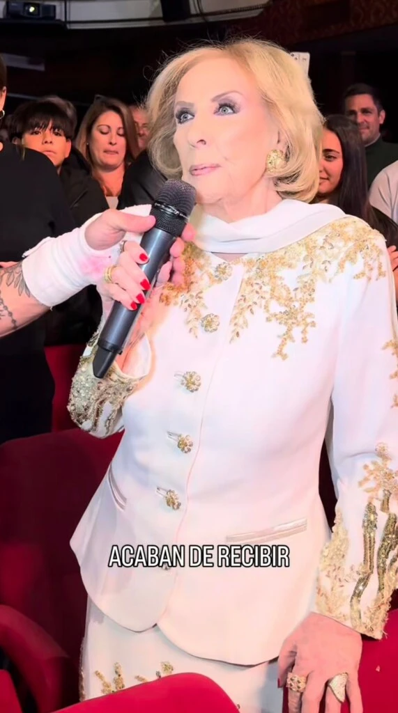 El foco estuvo puesto en el saco estructurado, con botones y detalles bordados en mangas y hombros, que elevó el look hacia una estética de impronta royal.