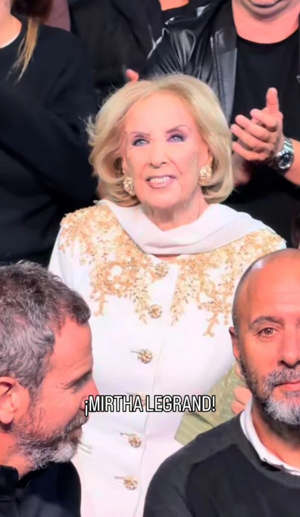 Para la ocasión, Mirtha Legrand eligió un tailleur en tono blanco intervenido con delicados bordados dorados que aportaron textura, luz y sofisticación.