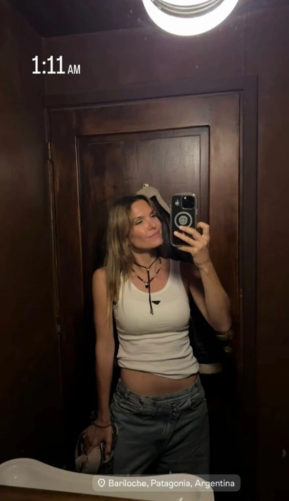 Para la noche, optó por una propuesta más distendida: musculosa blanca, jean XL y gargantillas, en un look simple pero con impronta fashionista.