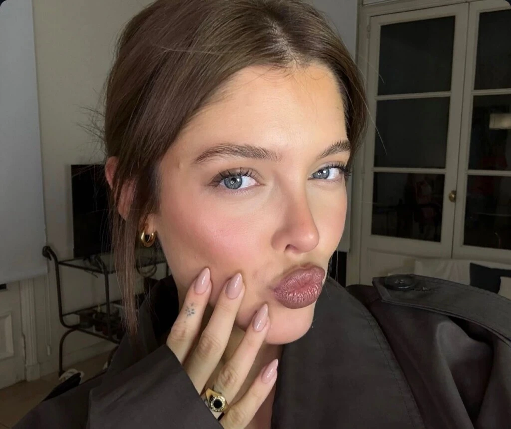 El nuevo tono enmarca el rostro, aporta profundidad y resalta sus rasgos, especialmente sus ojos claros.