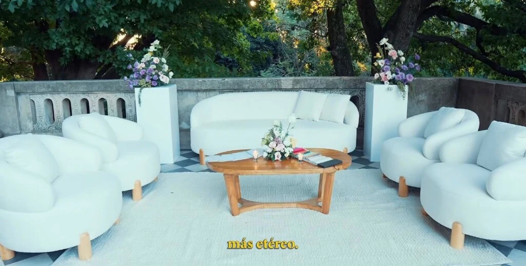 La decisión fue clara: optaron por una base clásica, con mesas redondas, sillones sofisticados y una paleta en blanco que aporta luminosidad y elegancia.