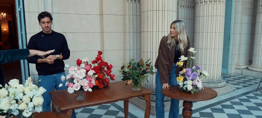Finalmente, la elección fue una mezcla: flores blancas combinadas con tonos más intensos, de diferentes medidas entre sí y coloridos.