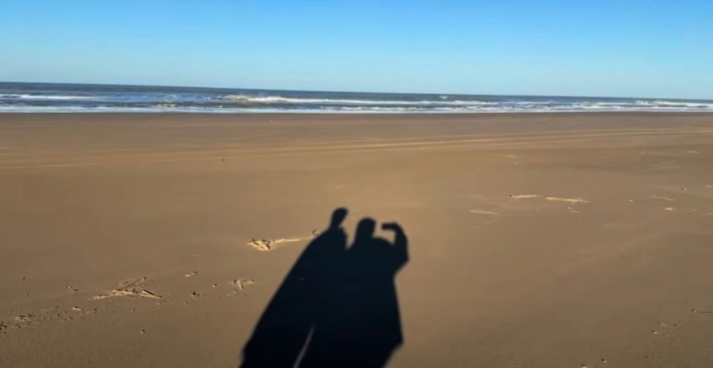 Aunque en reiteradas ocasiones aclararon que su relación se mantenía en el plano del cariño y el trabajo, las nuevas imágenes parecen contar otra historia.