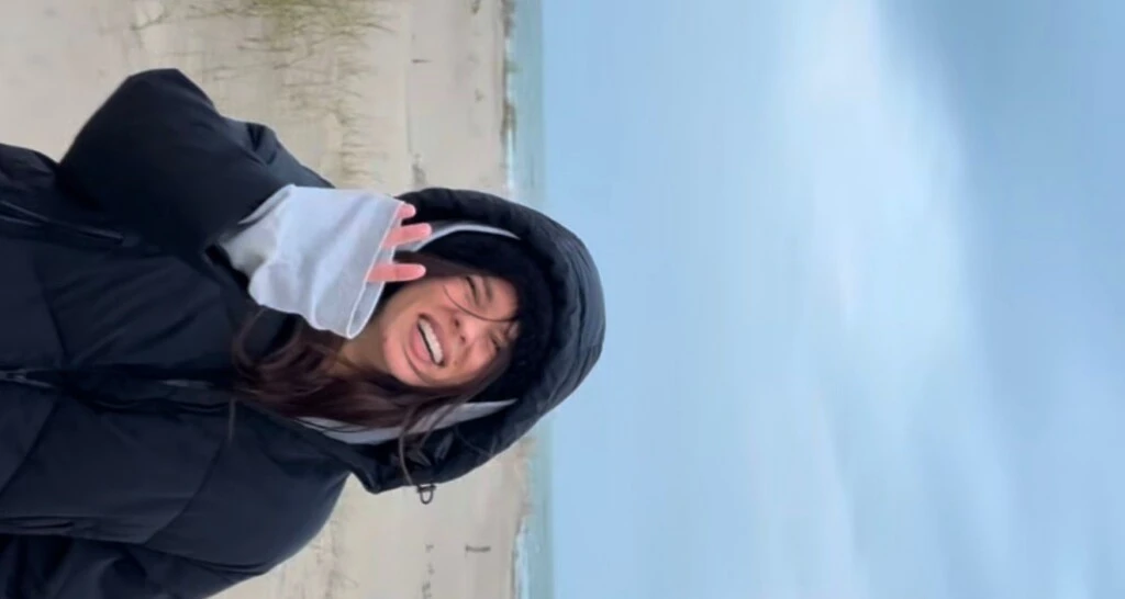 En el video se la ve disfrutando del aire libre, caminando por la playa, interactuando con caballos y dejándose llevar por la tranquilidad del entorno.