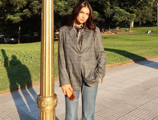 Zaira Nara marcó tendencia con un look effortless con blazer cuadrillé XL como pieza protagonista