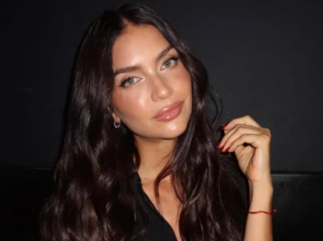 Zaira Nara muestra cómo llevar la maxifalda blanca en otoño (y hacerla de noche)