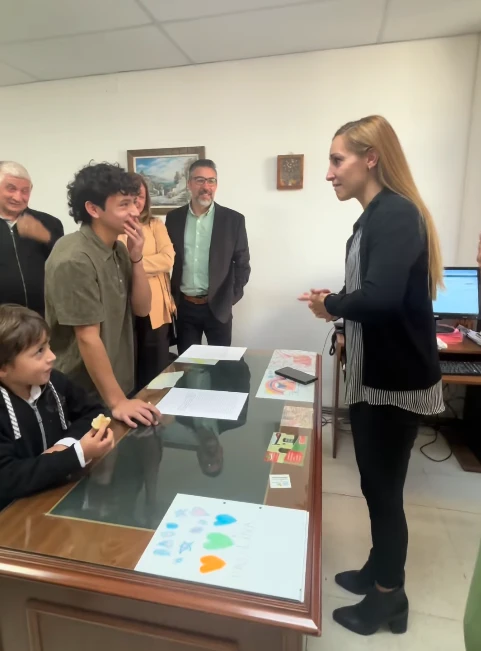 La jueza preside la ceremonia de adopción