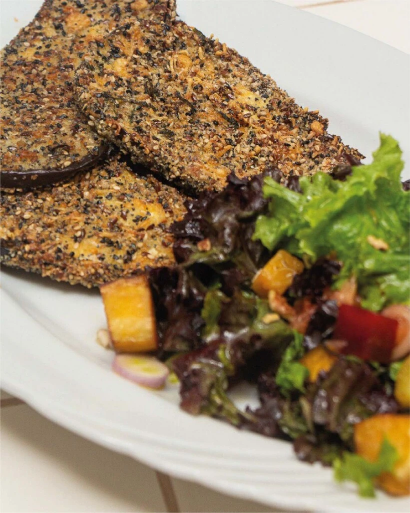 Milanesa veggie: receta de berenjenas con rebozado de frutos secos