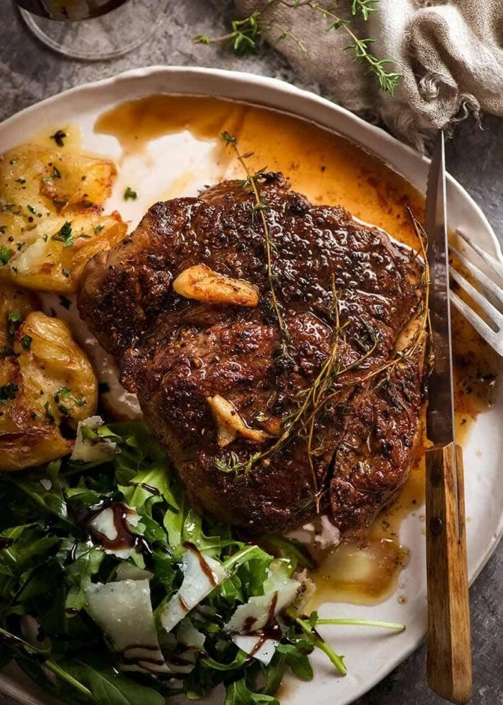 Carne jugosa y papas aplastadas: la receta simple que parece de restaurante

