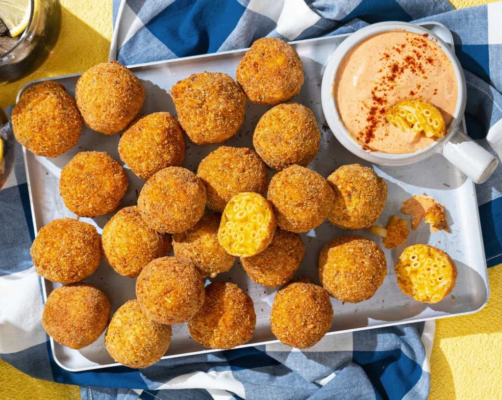 Mac & cheese en bolitas: la receta del snack con queso que tenés que probar

