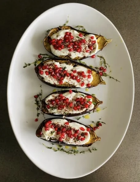 Berenjenas al horno fáciles: receta con yogur y toque dulce

