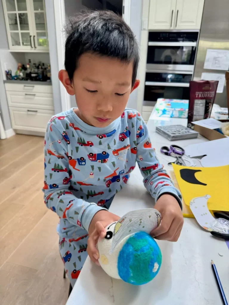 Lucas diseñando el peluche