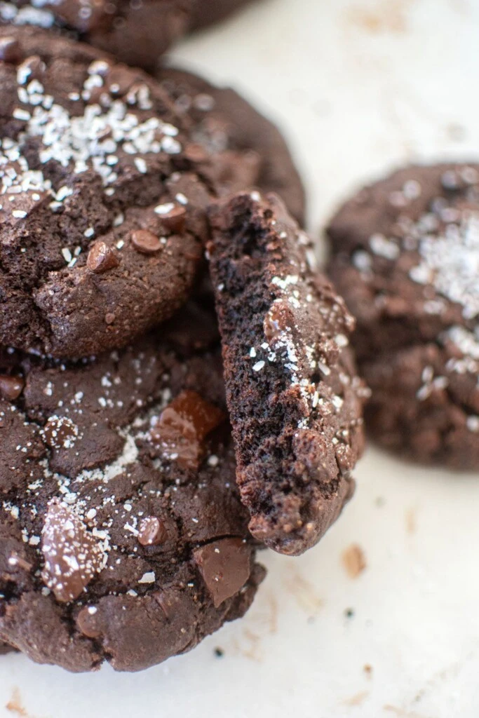 Cookies de chocolate amargo y pimienta rosa: la receta fácil con un toque gourmet inesperado

