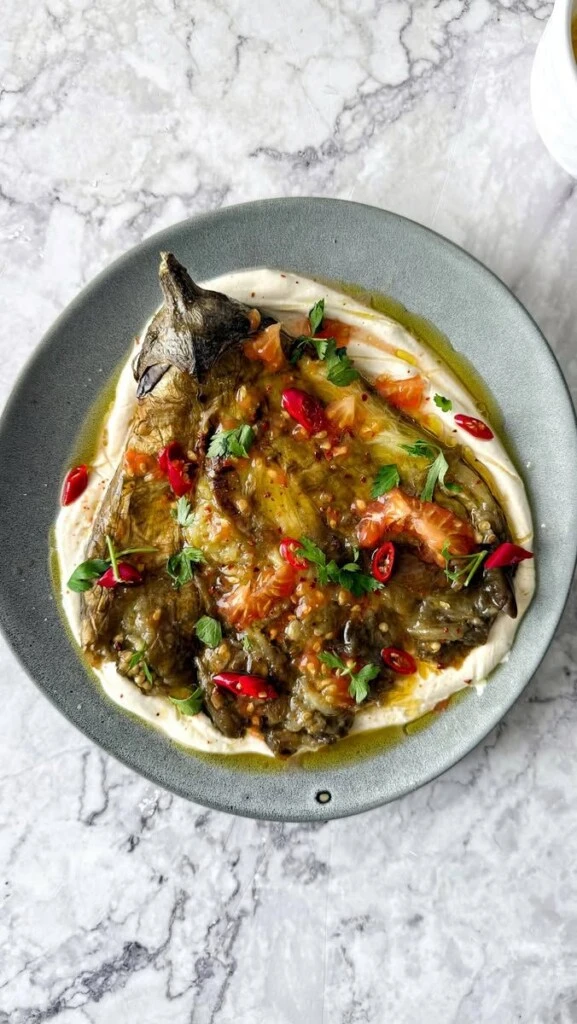 Berenjenas al horno fáciles: receta con yogur y toque dulce

