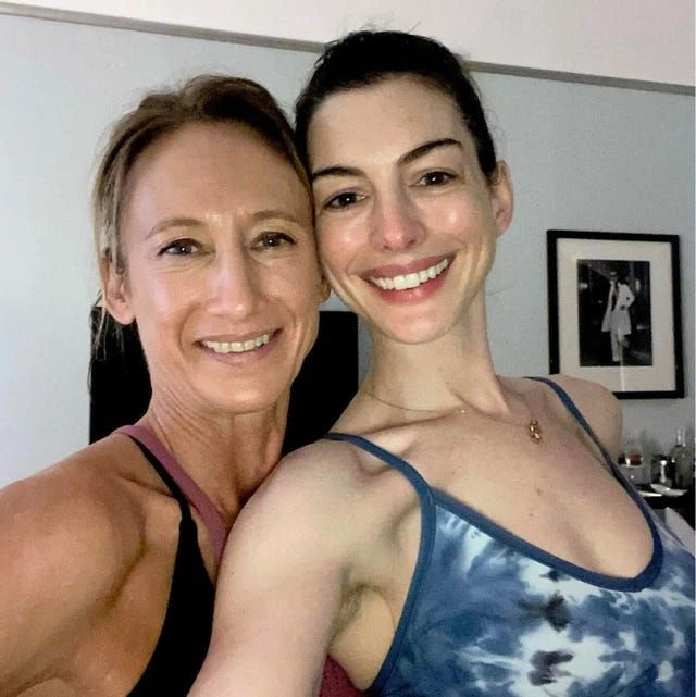 Anne Hathway junto a Monique Eastwood.