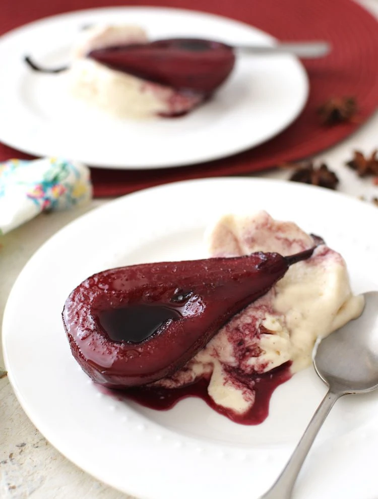 Peras al vino tinto: receta fácil con un toque gourmet y crema de limón

