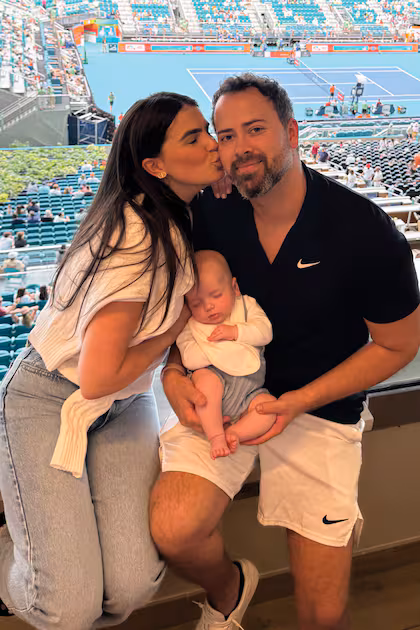 Su hijo, su nuera y su nieto recién nacido.