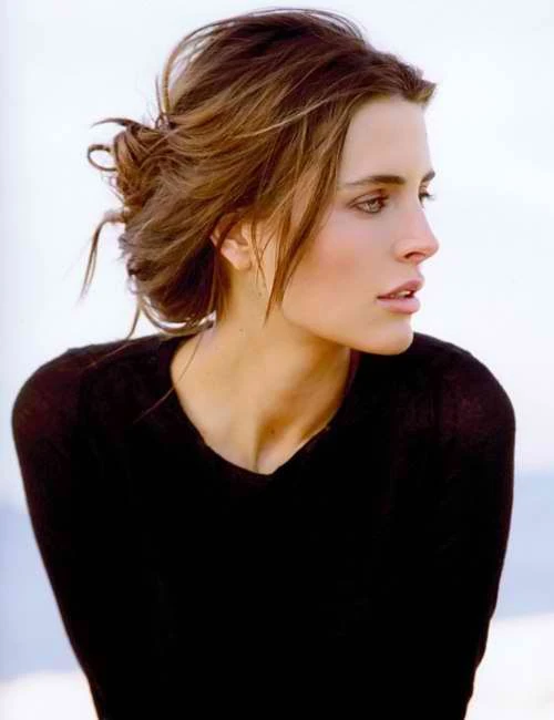 Messy, effortless, desprolijo: el rodete fácil de hacer que controla el pelo ante la humedad de la manera más chic