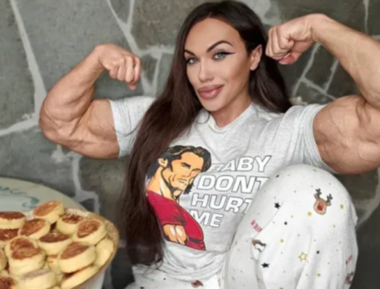 Empezó a entrenar para levantar su autoestima y hoy es la mujer más musculosa del mundo
