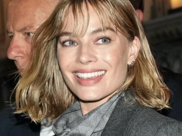 Margot Robbie y el look sastrero gris que redefine el estilo relajado con guiños inesperados