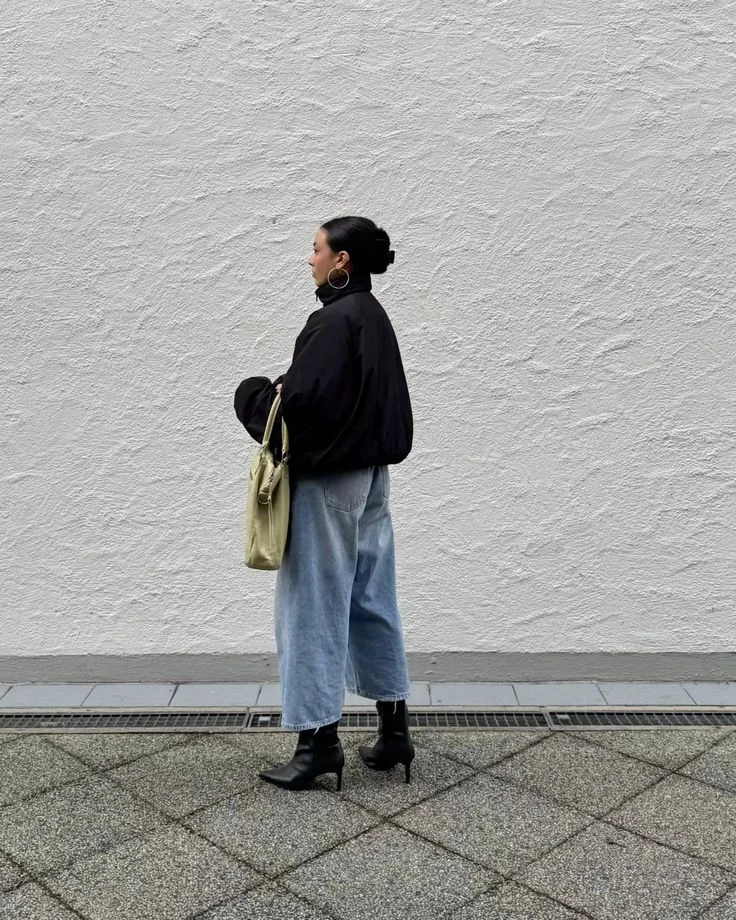 Botas minimalistas con taco kitten y mom jeans