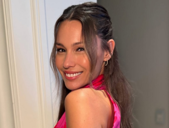 Pampita apostó al blazer negro sobre vestido y confirmó la fórmula más elegante para la noche