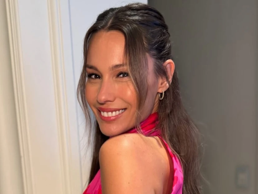 Pampita apostó al blazer negro sobre vestido y confirmó la fórmula más elegante para la noche