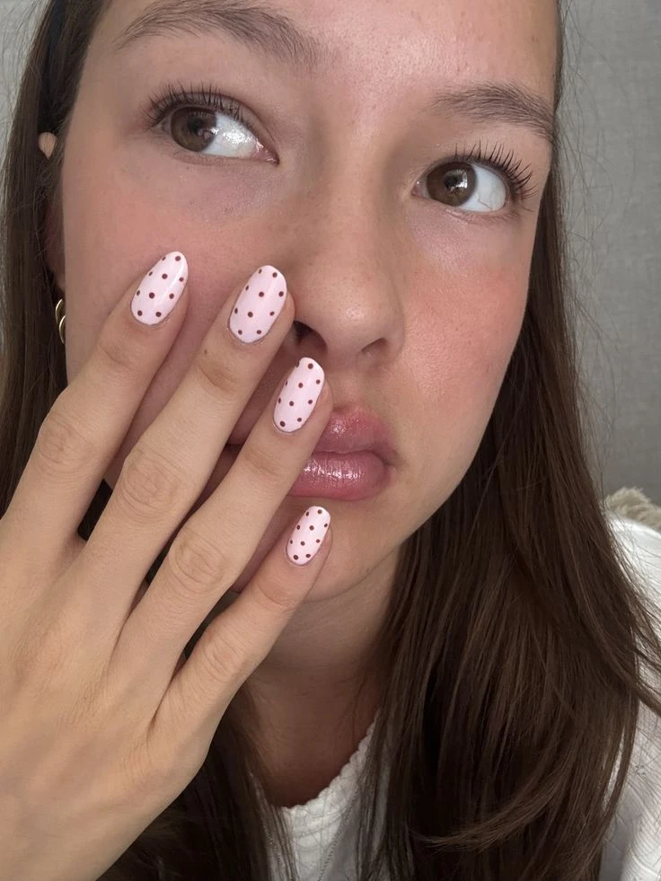 Llevá lunares en tus uñas