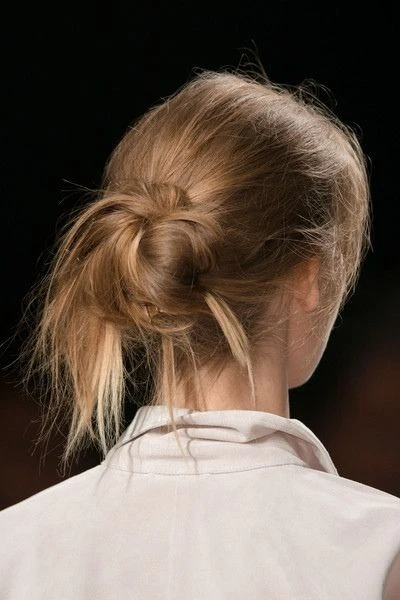 Messy, effortless, desprolijo: el rodete fácil de hacer que controla el pelo ante la humedad de la manera más chic