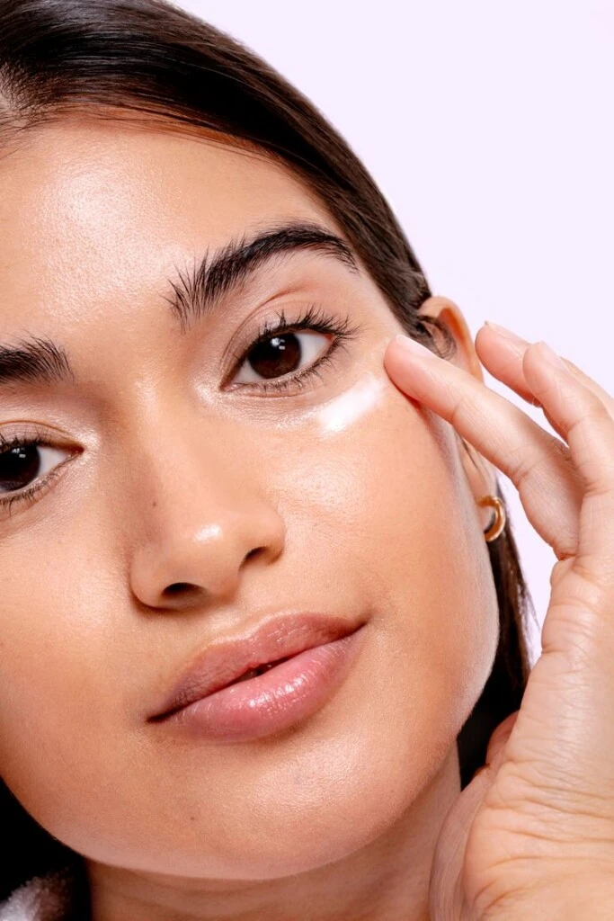 La piel en esta área es más fina y frágil que en el resto del rostro. 