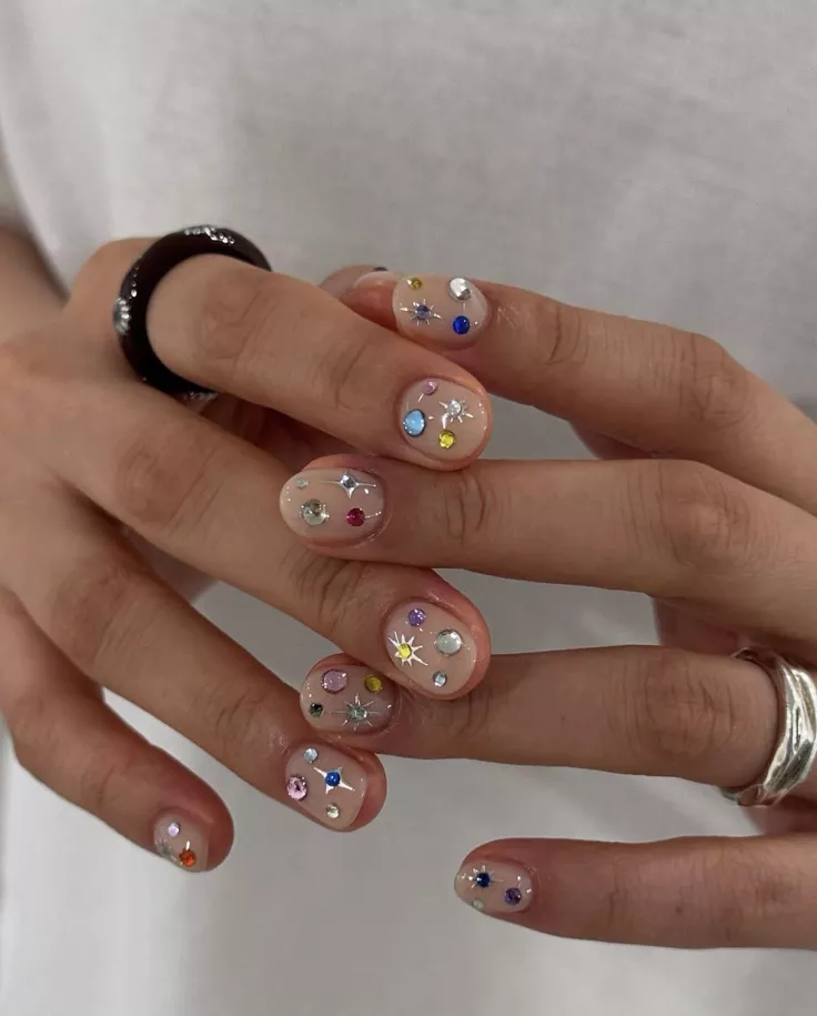 Si el nail art va con vos, estos son los 6 estilos en uñas maximalistas que más se usan