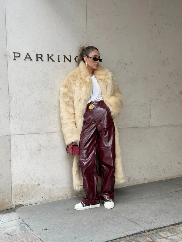 Guía de estilo: cómo combinar el color berenjena que se posiciona como el color de la temporada