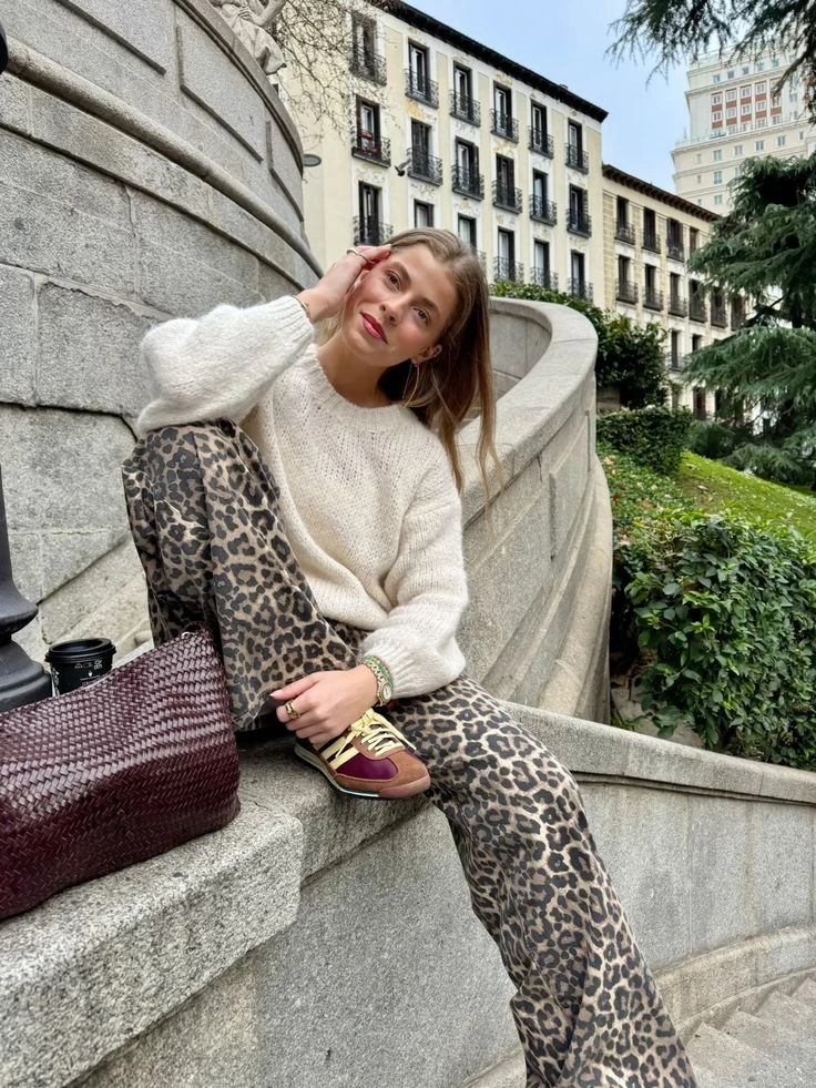 Zapatillas cancheras y suéter: la clave para llevar el pantalón animal print