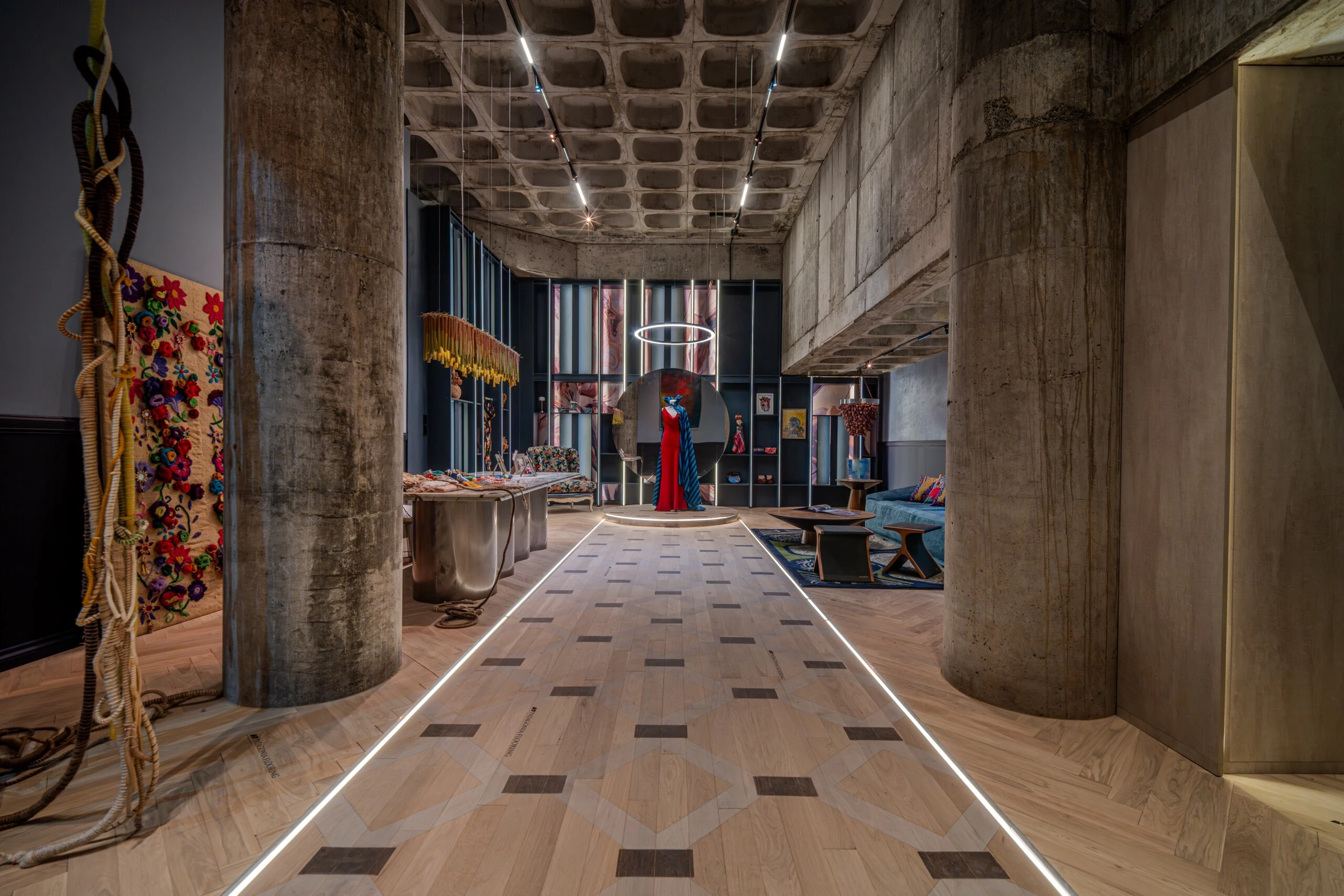 El proyecto junto a Estudio Ferro construye un diálogo entre moda, arquitectura y diseño. 