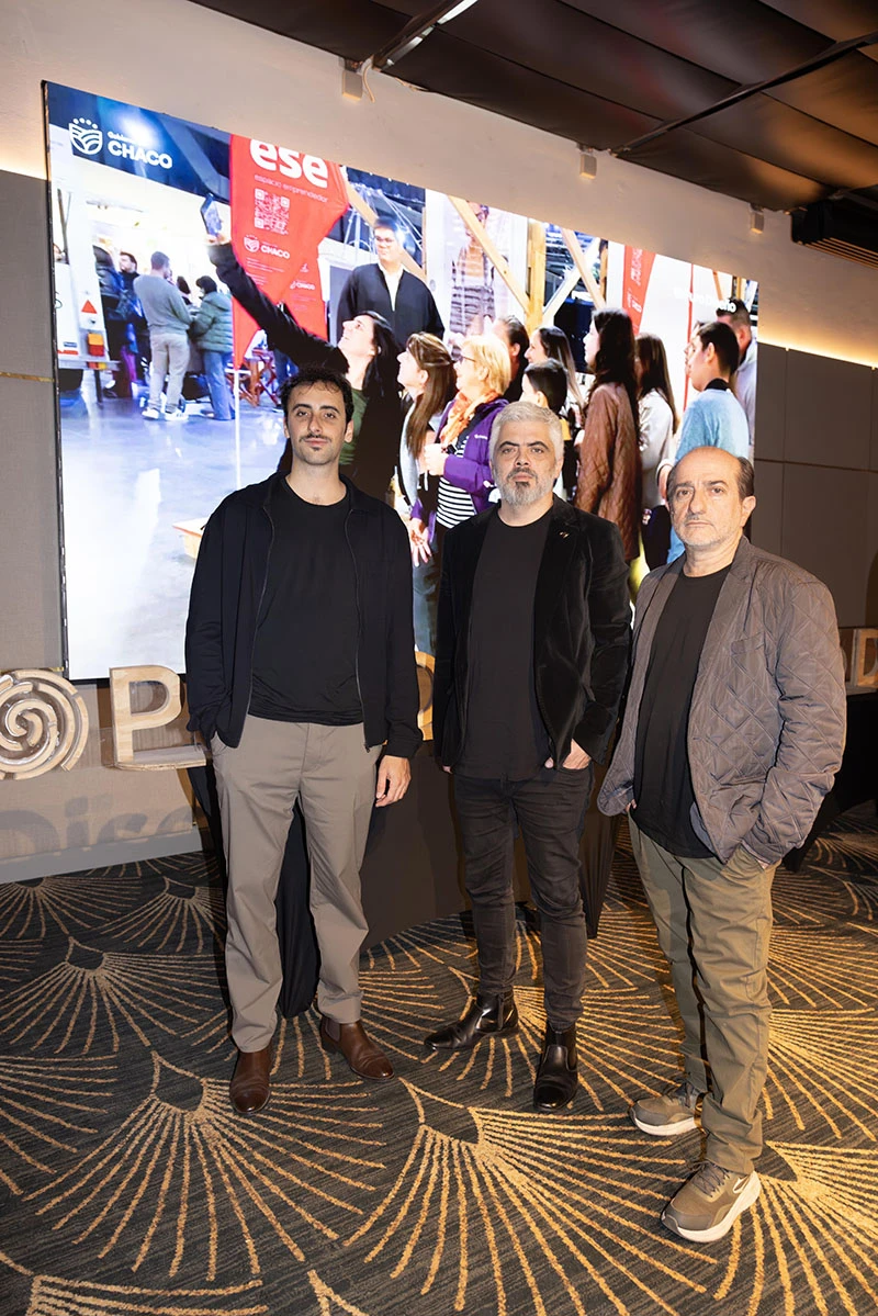 El diseñador industrial Ignacio Martínez Todeschini, Federico Platener y Juan Martín Cutro, editor de Puro Diseño e integrante del Comité Curador de la feria.