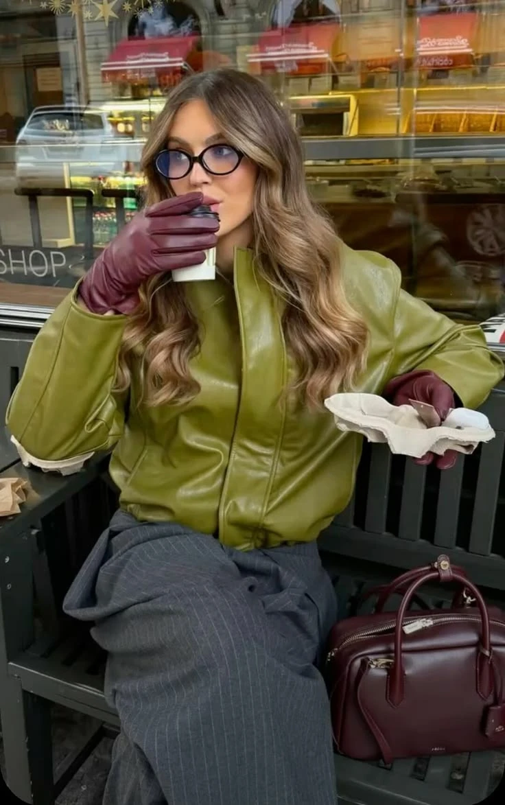 Guía de estilo: 7 looks con verde oliva, el color del invierno furor en Europa