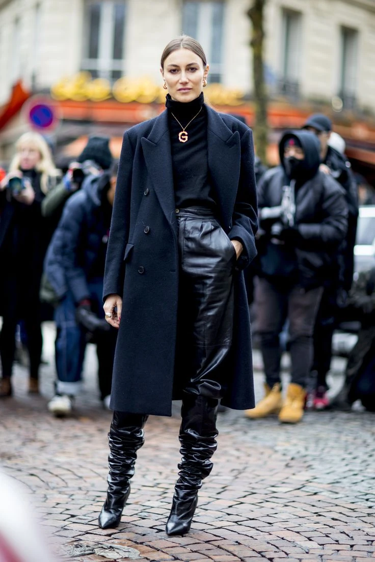 Cuero, lana, denim y paño: cómo combinar las texturas del otoño en 7 looks trendy y abrigados