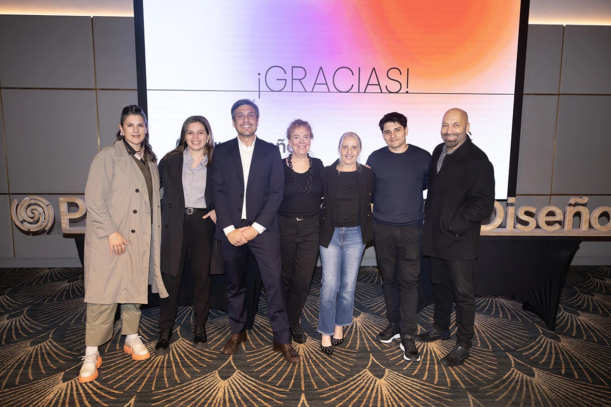 Matías Rosado con el equipo de producción de Feria Puro Diseño: Florencia Gómez, Eli Correa, Marcela Rossi, Ana Viegas, Facundo Ríos y Jorge Degui.