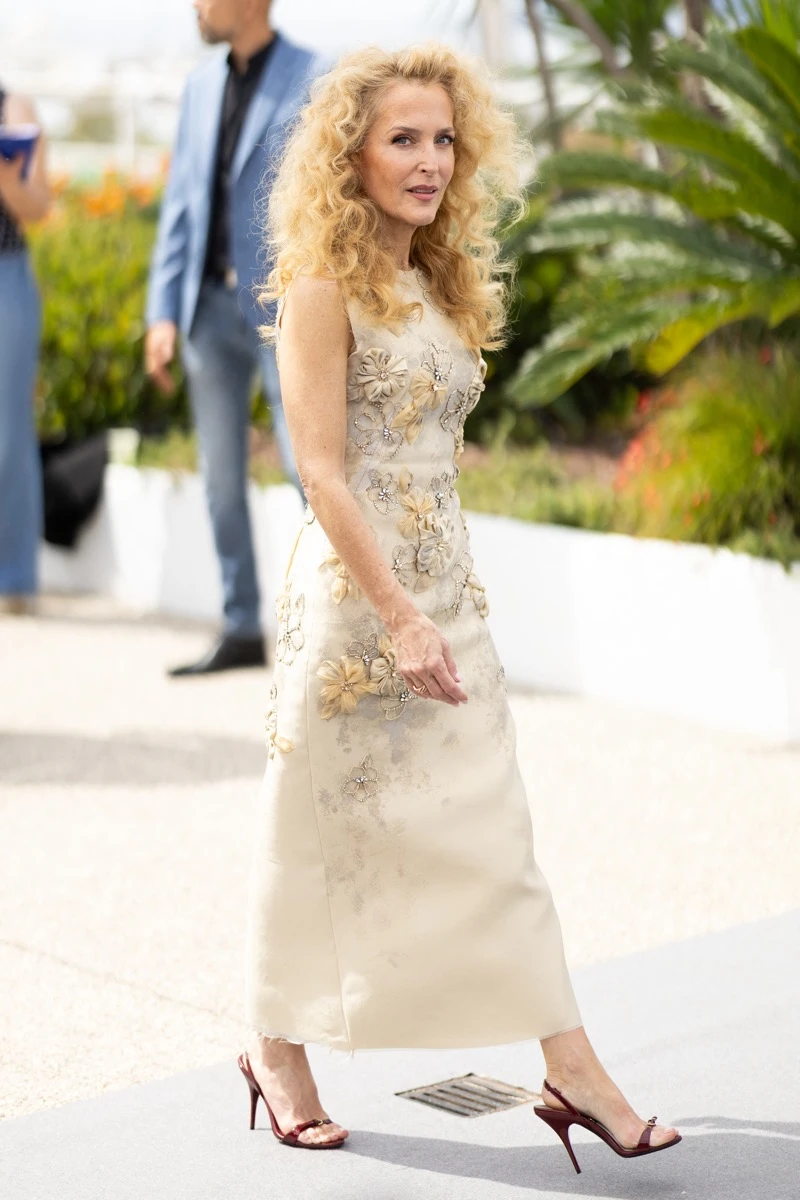 Gillian Anderson sorprendió en Cannes con un nuevo beauty look