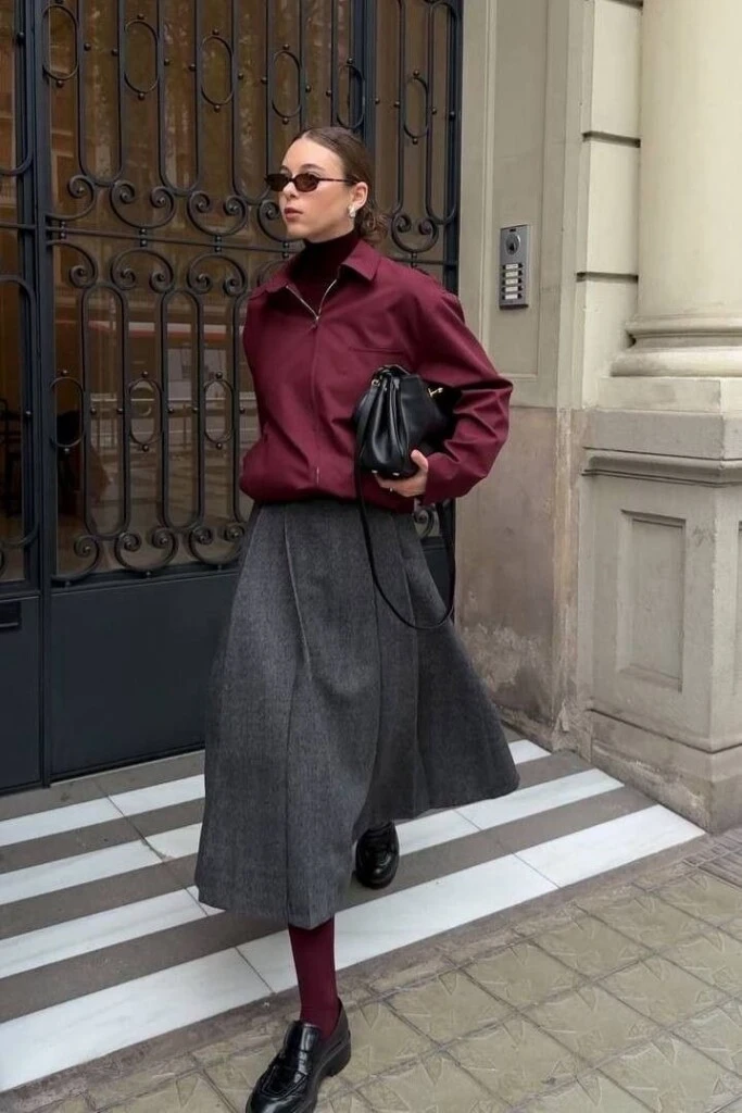 Gris y bordó, la nueva combinación chic del invierno 2026.