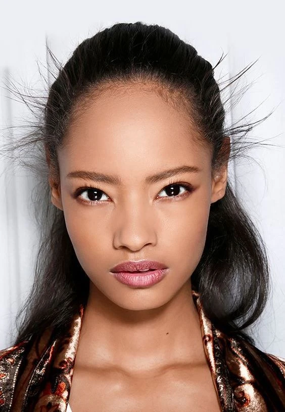 Los baby hairs son cabellos nuevos, finos y suaves que crecen naturalmente en el borde del cuero cabelludo.