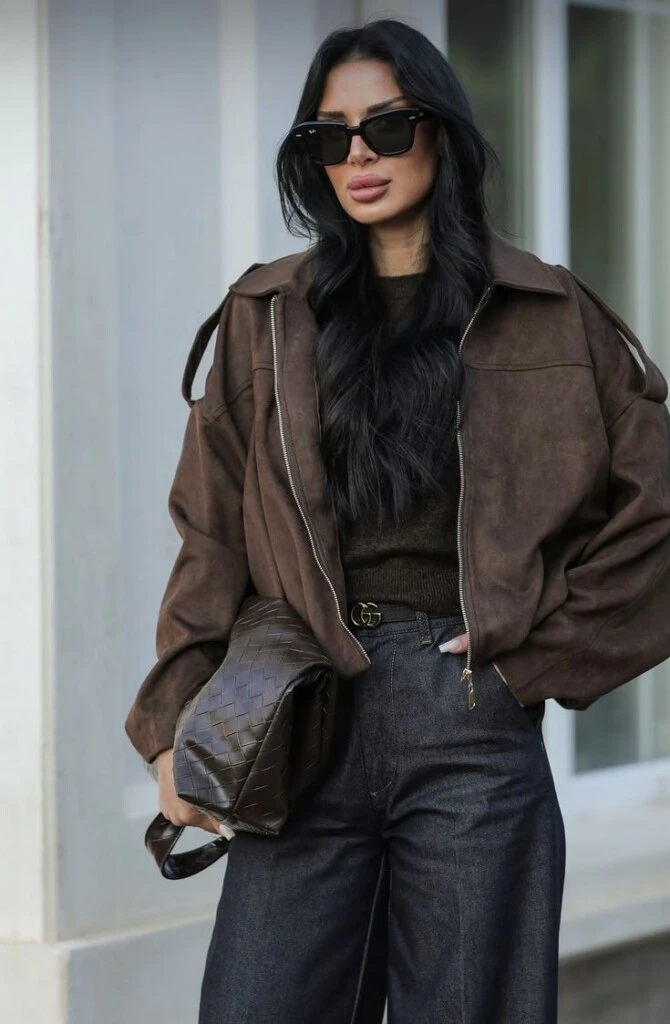 El chocolate se posiciona como uno de los tonos más lujosos del otoño. Ideal para looks nocturnos o estilismos minimalistas, combina muy bien con negro, gris oscuro y blanco. 